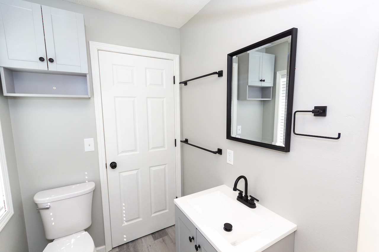 2001 Brown St Apt 4 Bathroom