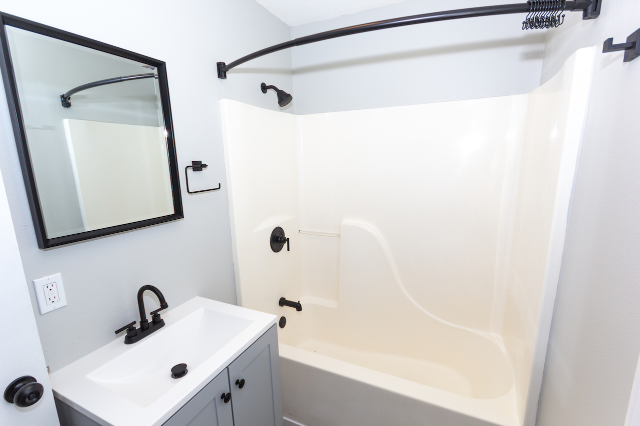 2001 Brown St Apt 4 Bathroom